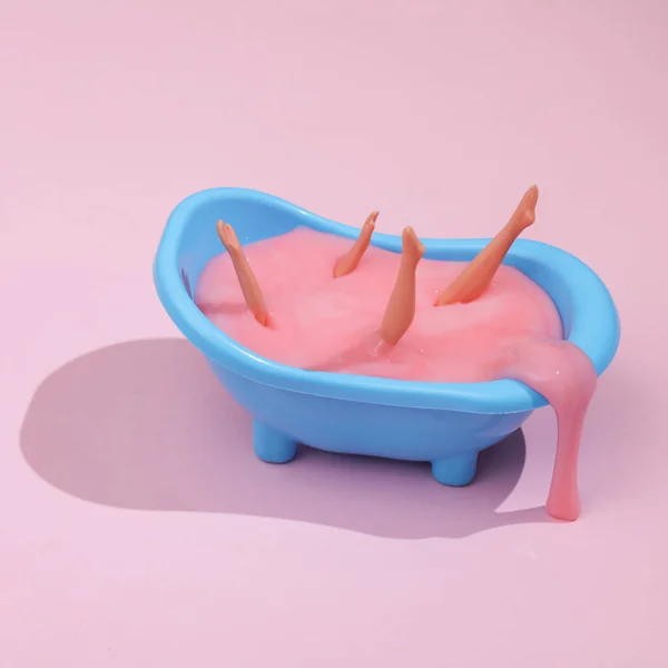 Layout Criativo Banho Com Uma Boneca Sobre Fundo Rosa Brilhante — Fotografia de Stock