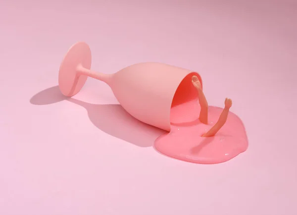 Layout Criativo Vidro Com Lodo Dall Mão Sobre Fundo Rosa — Fotografia de Stock