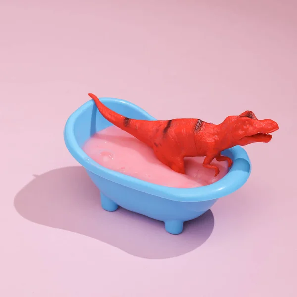 Diseño Creativo Tiranosaurio Baño Con Limo Sobre Fondo Rosa Brillante — Foto de Stock