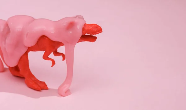 Kreatywny Układ Zabawka Tyranozaur Śluzem Różowym Tle Cieniem Wizualny Trend — Zdjęcie stockowe