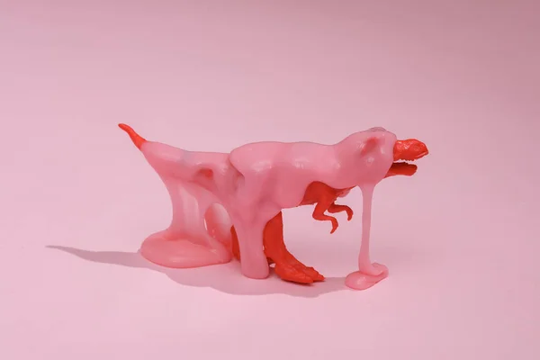 Diseño Creativo Tiranosaurio Juguete Con Limo Sobre Fondo Rosa Con — Foto de Stock