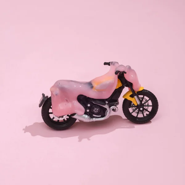 Layout Criativo Bicicleta Brinquedo Com Lodo Fundo Rosa Com Sombra — Fotografia de Stock