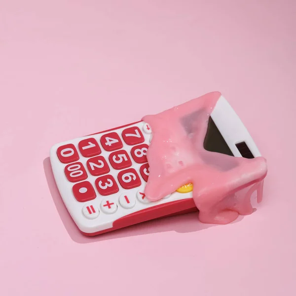 Layout Criativo Calculadora Com Lodo Sobre Fundo Rosa Com Sombra — Fotografia de Stock