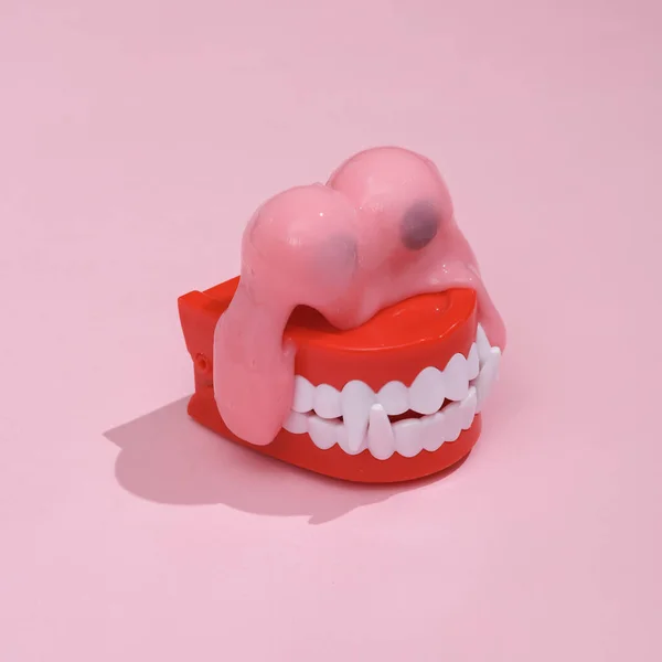 有创意的万圣节布置 怪物下巴 粉红背景的黏液 视觉趋势 新鲜的主意概念流行 — 图库照片