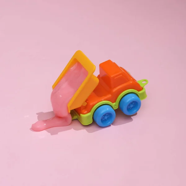 Diseño Creativo Camión Volquete Juguete Con Limo Sobre Fondo Rosa — Foto de Stock