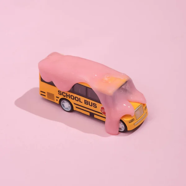 Kreatives Layout Spielzeugschulbus Mit Schleim Auf Rosa Hintergrund Mit Schatten — Stockfoto