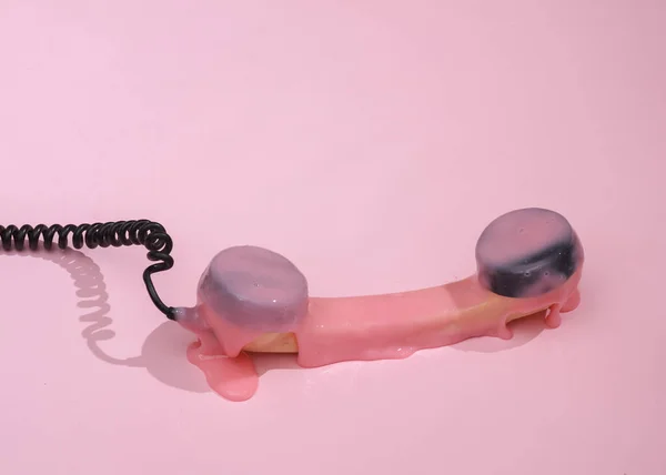 创意80年代布局 复古电话管与粘液粉红色背景与阴影 视觉趋势 新鲜的主意概念流行 — 图库照片