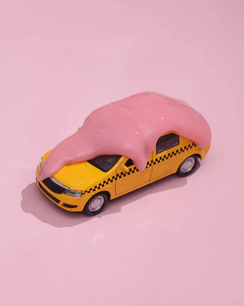 Layout Criativo Mini Táxi Carro Com Lodo Fundo Rosa Com — Fotografia de Stock