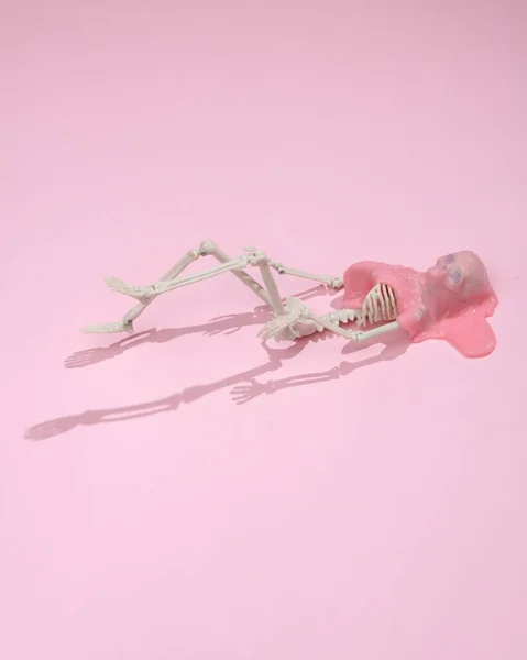Creative Halloween Layout Skelett Med Slem Rosa Bakgrund Med Skugga — Stockfoto