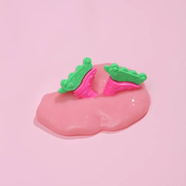 Diseño Creativo Patines Con Limo Sobre Fondo Rosa Con Sombra — Foto de Stock