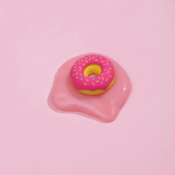 Donut Fundido Miniatura Sobre Fondo Rosa — Foto de Stock