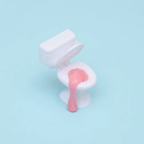 Yaratıcı Düzen Pastel Bue Arka Planında Balçık Olan Tuvalet Görsel — Stok fotoğraf