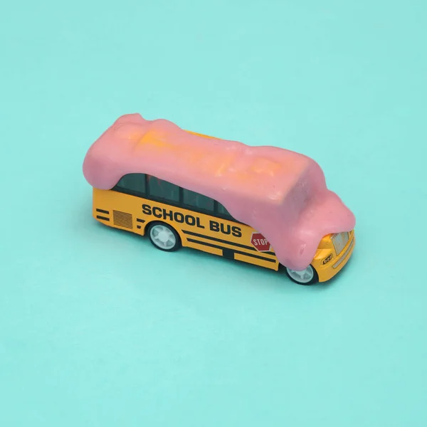 Layout Criativo Ônibus Escolar Brinquedo Com Lodo Fundo Azul Com — Fotografia de Stock