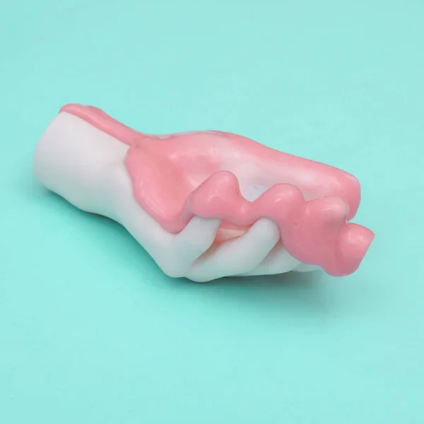 Layout Criativo Mão Plástico Com Lodo Rosa Fundo Pastel Azul — Fotografia de Stock