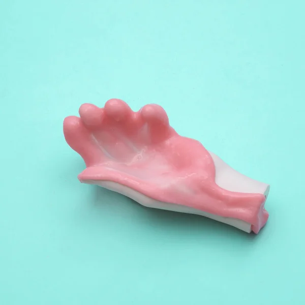 Diseño Creativo Mano Plástico Con Limo Rosa Sobre Fondo Pastel —  Fotos de Stock