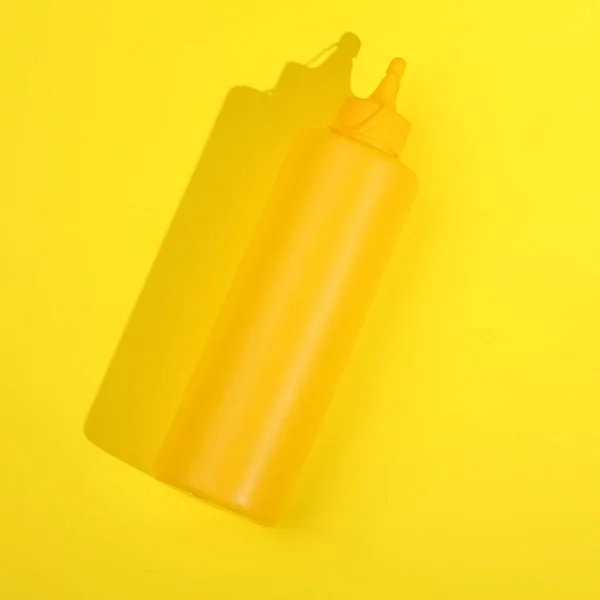 Egy Üveg Mustár Sárga Háttérrel Hosszú Árnyékkal Minimalista Fotó Sárga — Stock Fotó