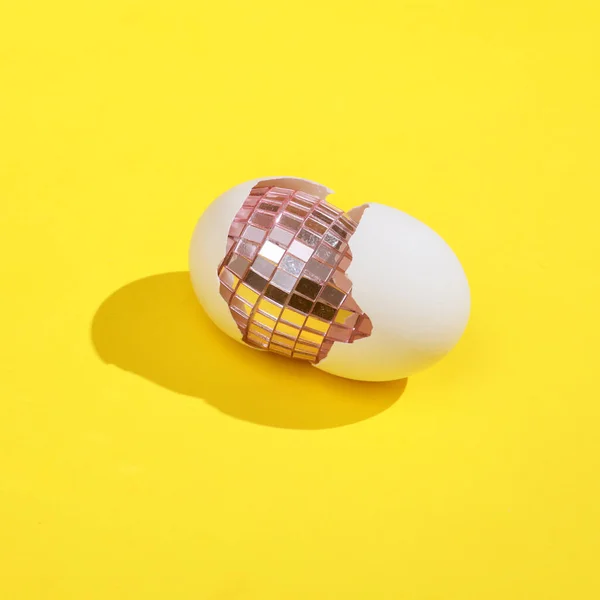 Ayna Yumurtası Kabuğu Olan Yaratıcı Bir Düzen Parlak Sarı Arka — Stok fotoğraf