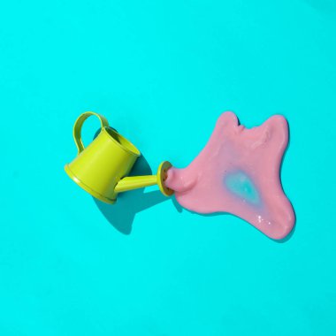 Yaratıcı minimalist düzen. Mavi arka planda balçık olan bir teneke su. Gerçeküstü yaz fikri. Kavramsal pop