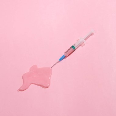 Yaratıcı tıp düzeni. Pembe arka planda sümüklü şırınga. Gerçeküstü bir fikir. Kavramsal pop