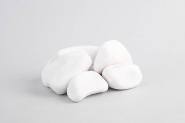 Gri arka planda çakıl taşları. Ahenk, huzur.