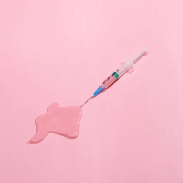 Kreative Medizin Spritze Mit Schleim Auf Rosa Hintergrund Surreale Idee — Stockfoto
