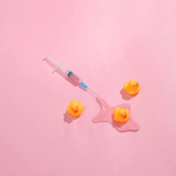 Kreative Minimalistische Gestaltung Spritze Mit Enten Auf Rosa Hintergrund Surreale — Stockfoto