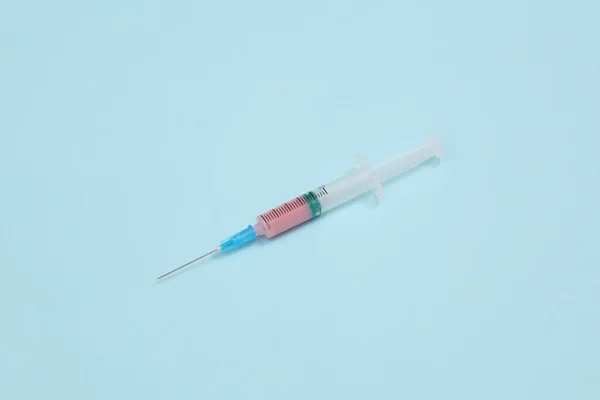 Spuit Met Roze Vloeistof Een Pastelblauwe Achtergrond Minimalisme Geneeskunde Concept — Stockfoto