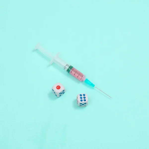 Kreative Medizin Spritze Mit Schleimwürfeln Auf Blauem Hintergrund Surreale Idee — Stockfoto