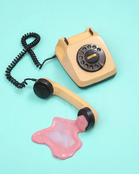 Kreatywny Minimalistyczny Układ Telefon Retro Śluzem Niebieskim Tle Surrealistyczny Pomysł — Zdjęcie stockowe