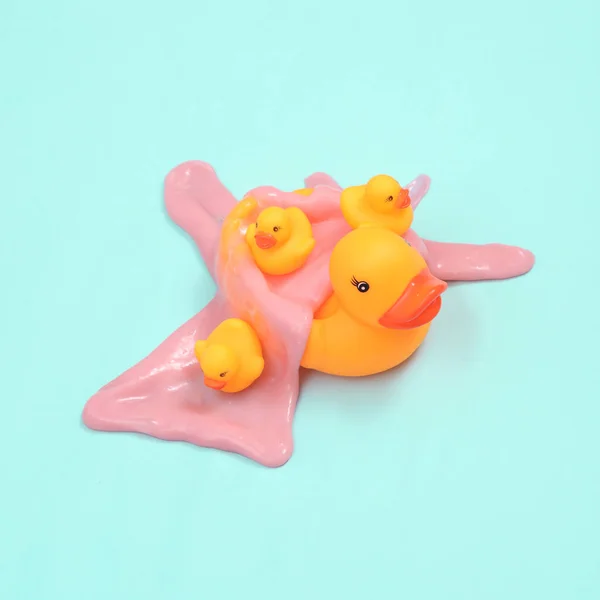 Diseño Minimalista Creativo Patos Goma Con Limo Sobre Fondo Azul — Foto de Stock