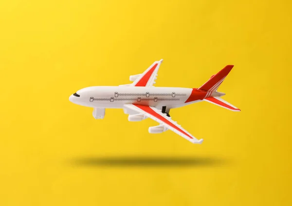 Модель Самолета Зависает Жёлтом Фоне Тенью Концепция Путешествия — стоковое фото