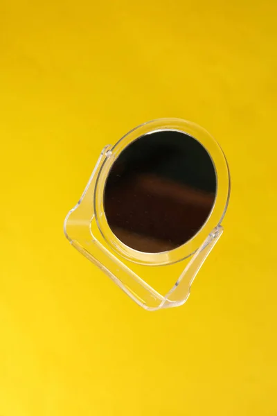 Beauty Mini Spiegel Een Gele Achtergrond — Stockfoto