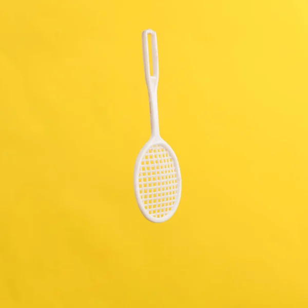 Игрушечная Теннисная Ракетка Желтом Фоне — стоковое фото