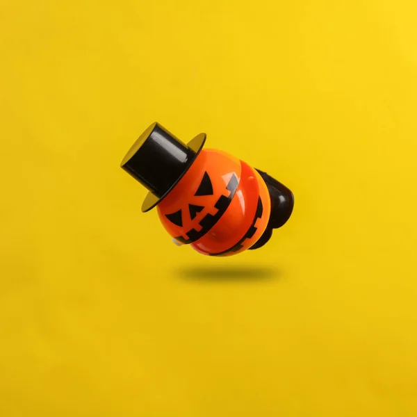 Halloween Kürbis Buchse Schwebt Auf Gelbem Hintergrund Mit Schatten — Stockfoto