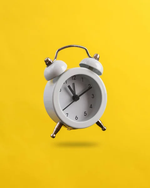 Relógio Alarme Branco Levitando Fundo Amarelo Com Sombra — Fotografia de Stock