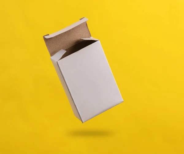 Caja Cartón Blanco Butch Levitando Sobre Fondo Amarillo Con Sombra —  Fotos de Stock