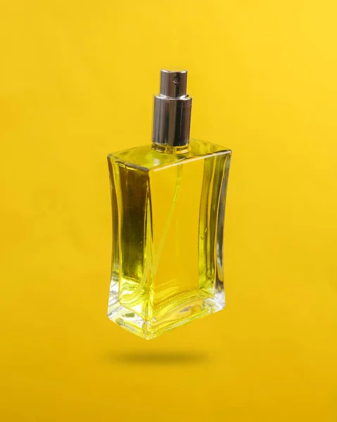 Butelka Perfum Lewitująca Żółtym Tle Cieniem — Zdjęcie stockowe