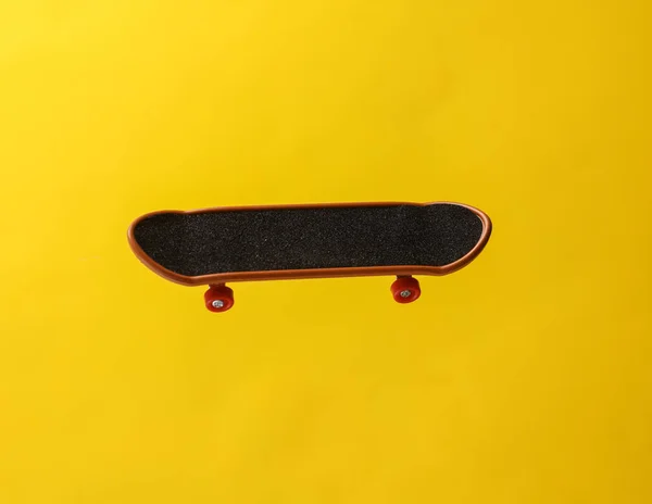 Miniatuur Speelgoed Skateboard Gele Achtergrond — Stockfoto