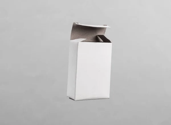 Caja Cartón Blanco Butch Levitando Sobre Fondo Gris —  Fotos de Stock