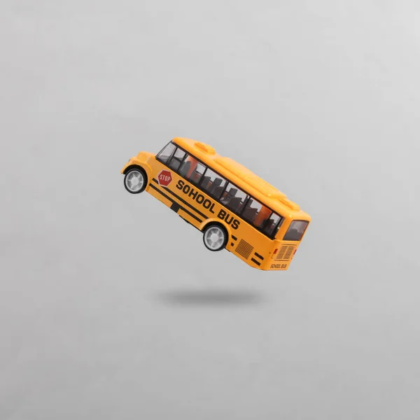 Toy Ônibus Escolar Levitando Fundo Cinza Com Sombra — Fotografia de Stock