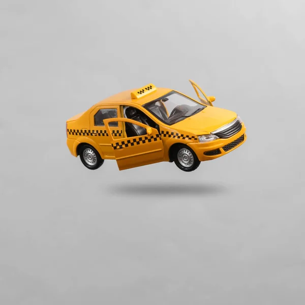 Mini Taxi Voiture Lévitant Sur Fond Gris Avec Ombre — Photo