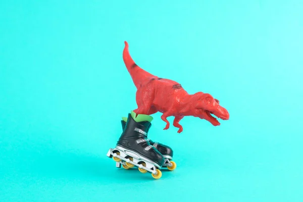 Brinquedo Tiranossauro Vermelho Tiranossauro Rex Com Patins Fundo Turquesa Layout — Fotografia de Stock