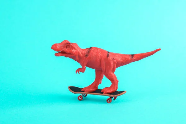 Brinquedo Tiranossauro Vermelho Tiranossauro Rex Com Skate Fundo Turquesa Layout — Fotografia de Stock