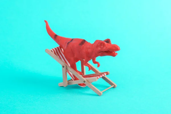 Zabawka Czerwony Dinozaur Tyranozaur Rex Leżakiem Turkusowe Tło Minimalizm Twórczy — Zdjęcie stockowe
