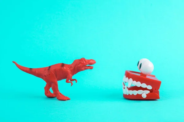 Spielzeugroter Dinosaurier Tyrannosaurus Rex Mit Springenden Zähnen Auf Türkisfarbenem Hintergrund — Stockfoto