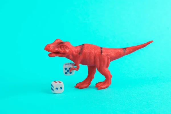 Brinquedo Tiranossauro Vermelho Tiranossauro Rex Com Dados Fundo Turquesa Layout — Fotografia de Stock