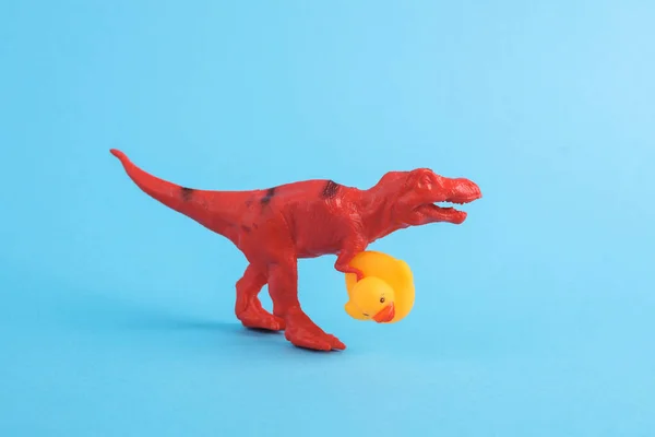 Brinquedo Tiranossauro Vermelho Tiranossauro Rex Com Pato Borracha Fundo Turquesa — Fotografia de Stock
