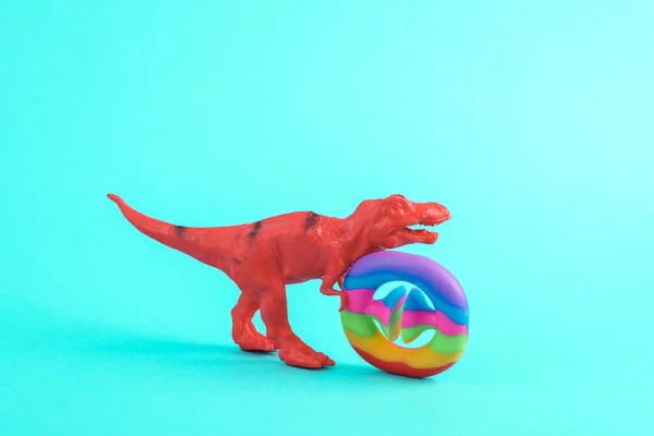 Brinquedo Tiranossauro Tiranossauro Vermelho Rex Com Brinquedo Stress Fundo Turquesa — Fotografia de Stock