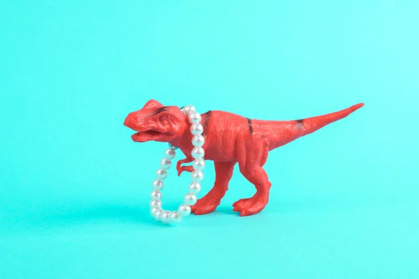 Brinquedo Tiranossauro Tiranossauro Vermelho Rex Com Colar Pérolas Fundo Turquesa — Fotografia de Stock