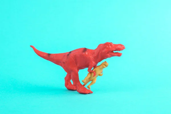 Brinquedo Dois Dinossauros Tyrannosaurus Rex Fundo Turquesa Layout Criativo Minimalismo — Fotografia de Stock